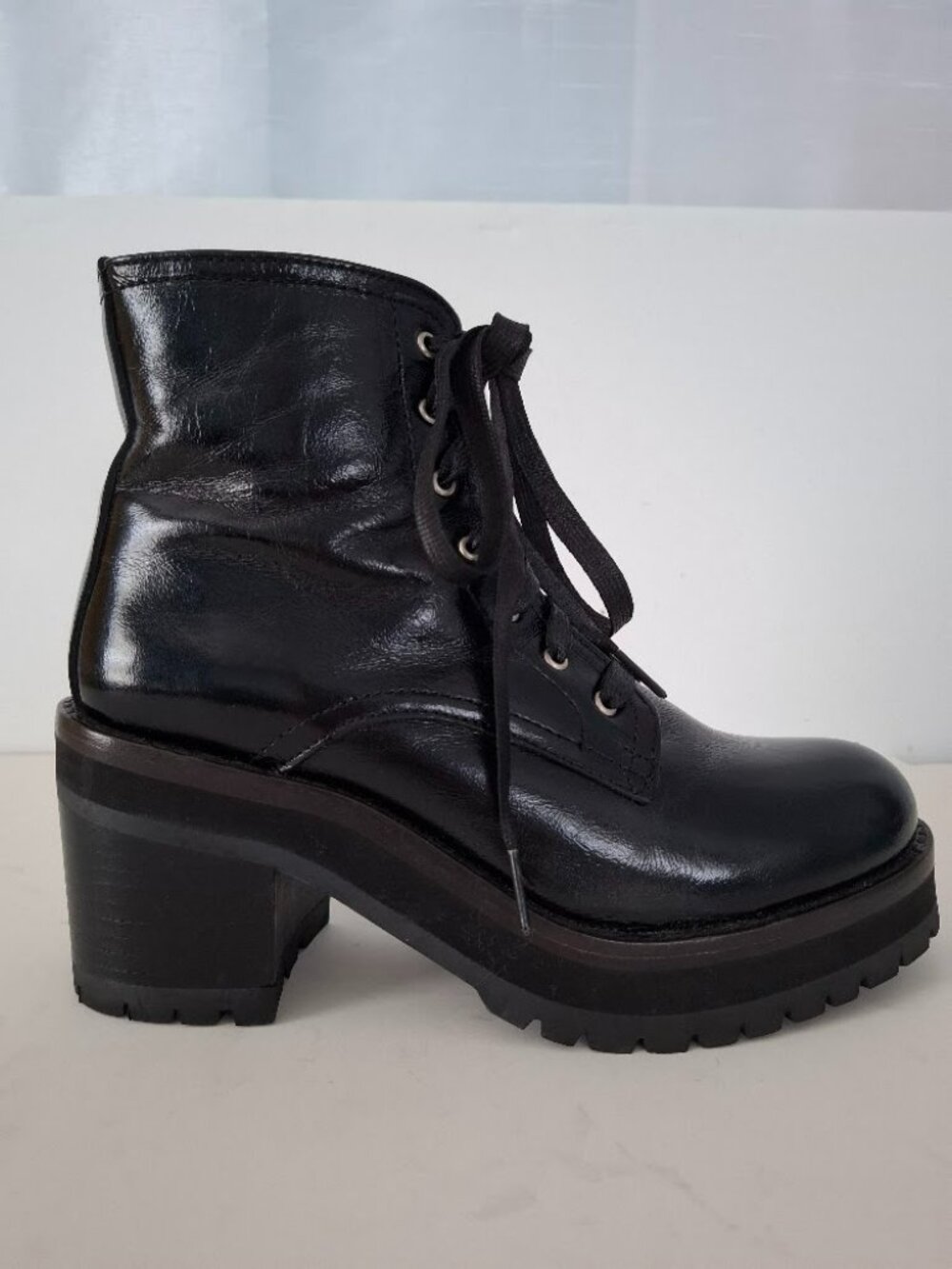 Steve Madden Black Leather Boots 8.5 Mid Calf Combat Lug Sole Shiny Zipper Laces